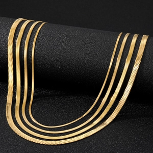 Set mit fünf goldenen Edelstahl-Schlangenketten in verschiedenen Breiten auf Display