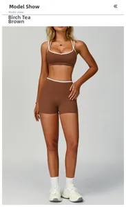 Vista frontale del set yoga marrone con bordi bianchi a contrasto su reggiseno e pantaloncini