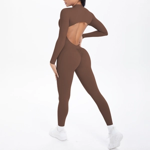Detailansicht des rückenfreien langärmeligen Yoga-Bodysuits in Dunkelbraun mit Push-up-Naht