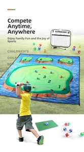 Detalle del juego de alfombrilla de golf infantil con bolas de colores y tablero