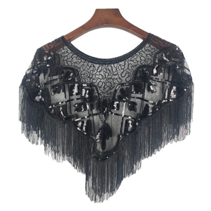 Châle élégant en résille à paillettes noires avec franges et ourlet en V pour soirée chic
