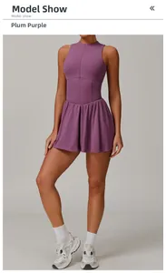 Détail de robe de tennis prune avec jupe plissée en trapèze et tissu de sport extensible