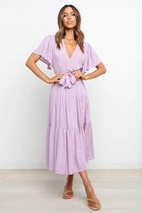Detalle del vestido bohemio morado con cuello en V, falda escalonada y lazo de cintura