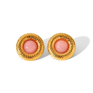 Boucles d'oreilles rondes martelées dorées de style français avec pierre rose