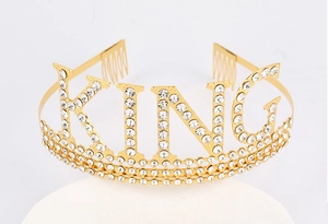 Détail d'une couronne de roi dorée ornée de strass brillants et de peignes à cheveux latéraux