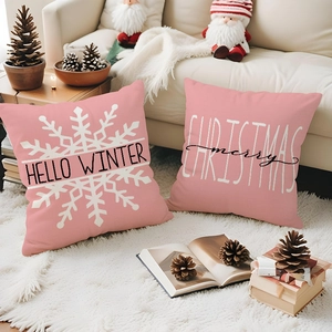 Dettaglio copricuscini natalizi rosa con scritte Hello Winter e Merry Christmas