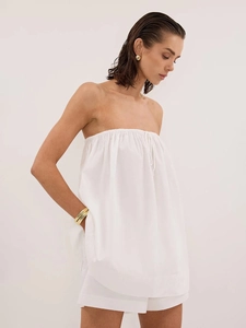 Détail du haut bandeau blanc avec cordon de serrage et short minimaliste assorti