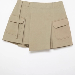 Gonna-pantalone cargo color kaki con design a incrocio e tasche su sfondo bianco