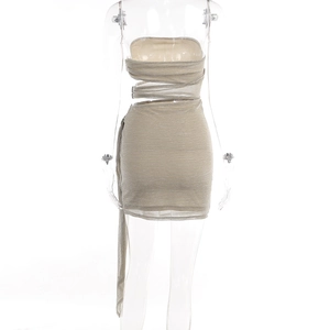Détail de la robe bustier champagne avec découpes à la taille et tissu scintillant