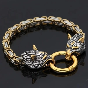 Détail du bracelet Viking double tête de loup avec chaîne tressée en acier bicolore or et argent