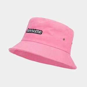 Détail d'un chapeau bob en toile rose avec broderie Awesome et œillets métalliques