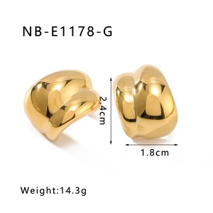 Detailed size view of twisted C-shaped gold earrings with dimensions and weight