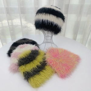 Detalle de textura de gorros de punto de invierno en piel sintética con rayas de colores