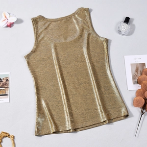 Flachbild eines goldenen Metallic-Strick-Tops mit feiner Textur und Rundhalsausschnitt