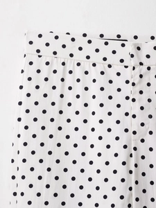 Detail der High-Waist Polka-Dot Mini-Schlaghose mit präziser Naht und weißem Stoff