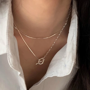 Collana doppia argentata minimalista con catena snake e chiusura a levetta OT sul collo