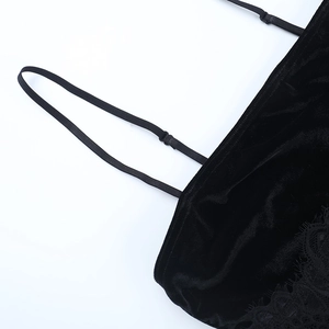 Détail du haut en velours noir avec bordure en dentelle et fines bretelles réglables