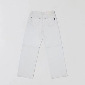 Détail arrière d'un jean blanc à jambe large avec doubles poches et écusson en cuir
