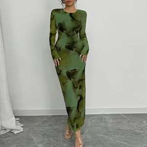 Vue de face d'une robe longue moulante élégante avec un imprimé marbré vert foncé