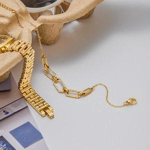 Détail de la montre en acier doré 18K et du collier assorti avec strass brillants