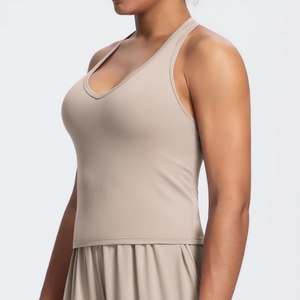 Dettaglio del reggiseno sportivo beige con scollo a V, vestibilità aderente e tessuto elastico