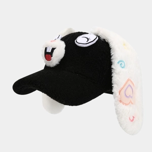 Details einer Plüsch-Baseballkappe mit Hasenohren und bunten Herz-Stickereien