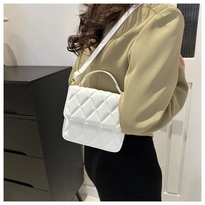 Détail du sac bandoulière blanc matelassé avec surpiqûres losanges et métal doré