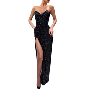 Robe de soirée élégante à paillettes noires sans bretelles avec fente haute et col coeur