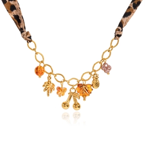 Détail du collier bohème avec lanières léopard et pendentifs de fruits tropicaux dorés