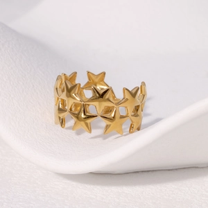 Minimalistische 18K vergulde roestvrijstalen ring met sterrenpatroon op witte achtergrond