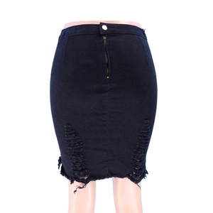 Detail eines schwarzen Jeansrockes mit Distressed-Rissen und rohem Fransen-Saum mit Knopf