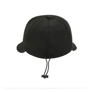 Vista posteriore del cappello parasole nero a asciugatura rapida con cordino regolabile