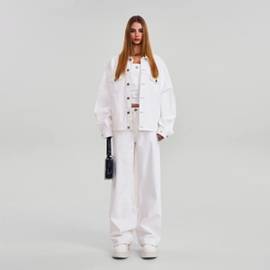 Ensemble minimaliste avec veste en jean oversize blanche et jean large style urbain