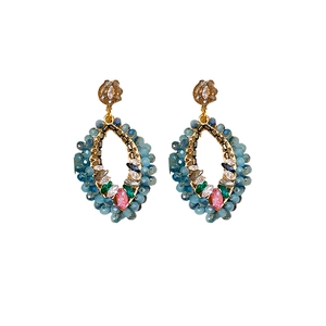Boucles d'oreilles bohèmes avec perles bleues et cristaux colorés sur cadre doré