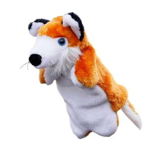 Détail d'une marionnette à main renard en peluche avec fourrure orange et yeux bleus