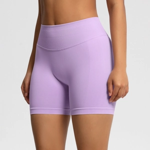 Détail du short de fitness sans couture à taille haute lilas avec texture côtelée