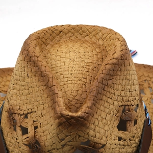 Chapeau de cowboy en paille tressé main avec dégradé brun et détails ajourés fleuris