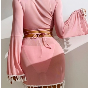 Zweiteiliges Set aus rosa Netzstoff mit ausgestellten Ärmeln und weißen Quastenverzierung