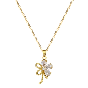 Elegante goldene Titan-Halskette mit funkelndem Zirkonia-Hohlblumen-Anhänger für Damen