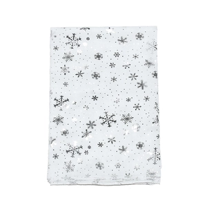 Détail d'une écharpe en coton blanc avec flocons d'argent pour décoration de Noël