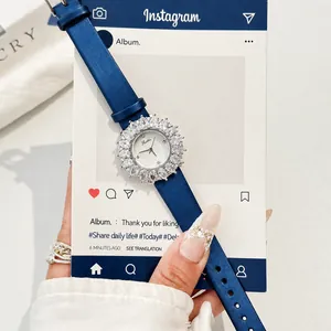 Elegante orologio da donna Scottie con lunetta in strass e cinturino in pelle blu.