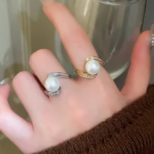 Bague Künstliche Perle Blanche Avec Zirconium Forme S Cuivre Ajustable Ouverte Bijoux De Mode Élégants Pour Femmes