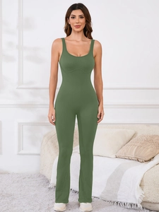 Détail d'une combinaison de yoga vert olive en maille côtelée avec jambes évasées