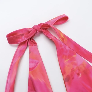 Détail du nœud réglable et de l'imprimé floral vibrant sur cette robe de plage d'été