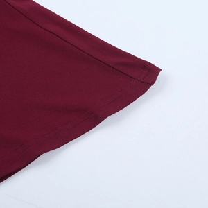 Gros plan détaillé des coutures et de la texture du tissu de la robe fleurie bordeaux