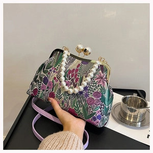 Detail der Vintage Jacquard-Sticktasche mit Perlengriff und Metallverschluss