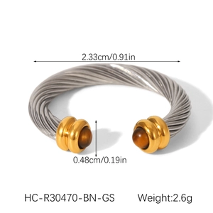 Détail macro d'une bague torsadée en acier inoxydable avec pierre oeil de tigre