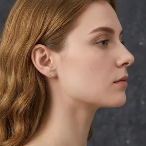 Eleganter S999 Sterling Silber Rosen Ohrstecker von einem Model in Seitenansicht getragen