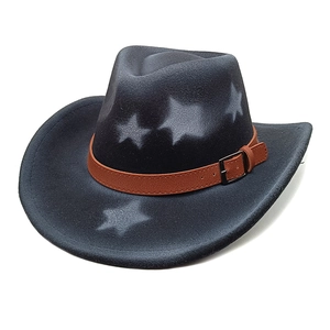 Dettaglio del cappello da cowboy in feltro nero con stelle bianche e cinturino in similpelle