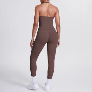Rückenansicht von braunem Neckholder Sport-BH und hoch taillierter Yoga-Leggings